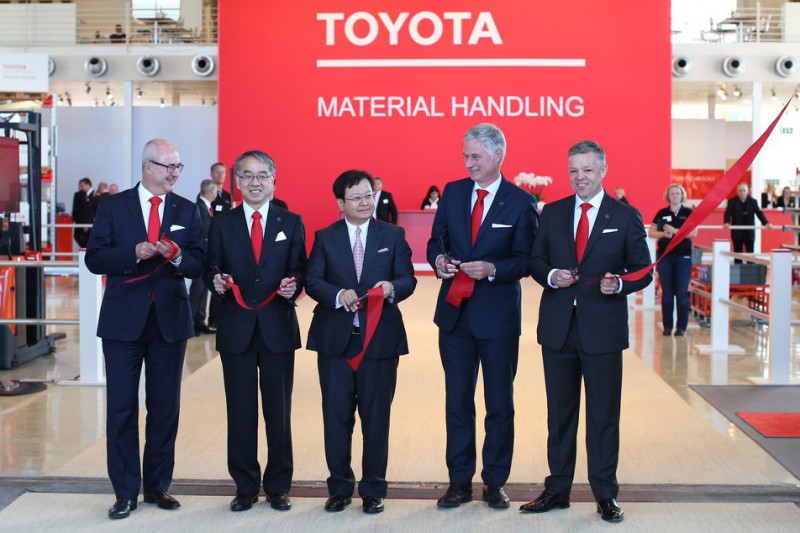 Kazue Sasaki, Presidente de Toyota Material Handling Group, Norio Wakabayashi, Presidente de Toyota Material Hanling Europa, Matthias Fischer...