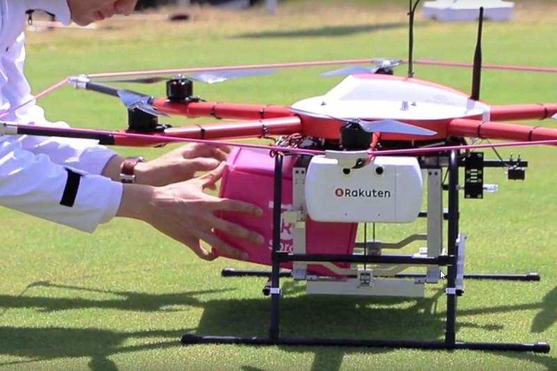 Piloto de entrega de paquetes a socios de un club de golf con drones de Rakuten