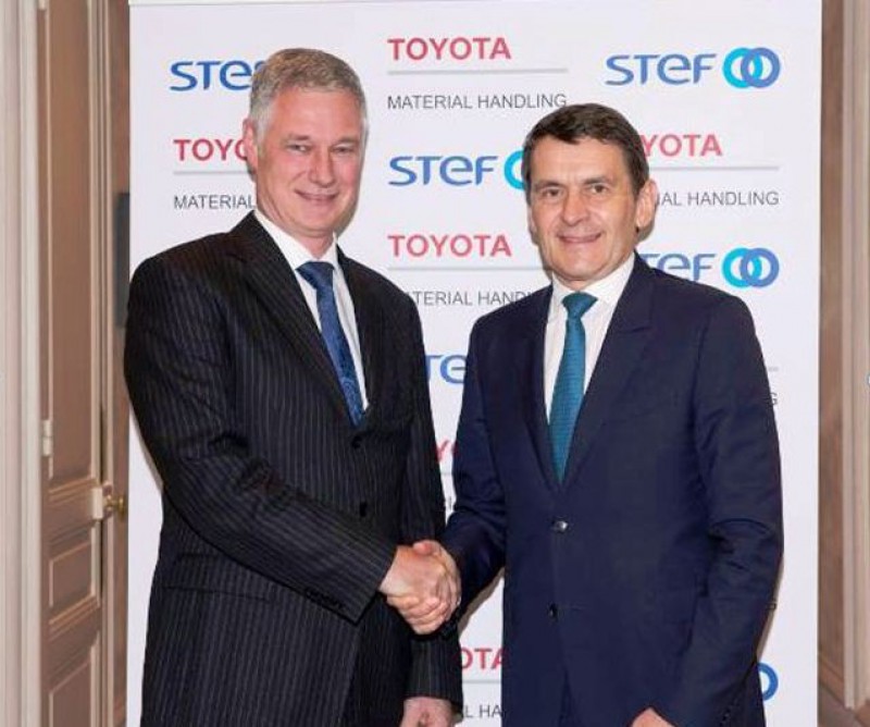 De izquierda a derecha: Matthias Fischer, Presidente de Toyota Material Handling Europe y Jean-Pierre Sancier, director general de STEF...