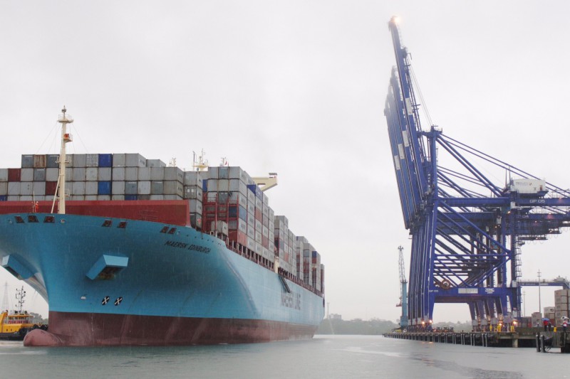 El Maersk Edinburgh en la terminal TCBuen de Colombia de Grup TCB