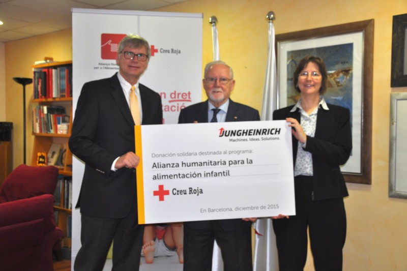 Dirk Mirovsky, Gerente de Jungheinrich en Espaa, entrega el donativo de la empresa a Cruz Roja