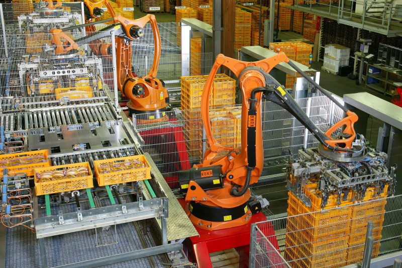 Segn Kuka Roboter, adems del sector automovilstico como comprador tradicional de robots...