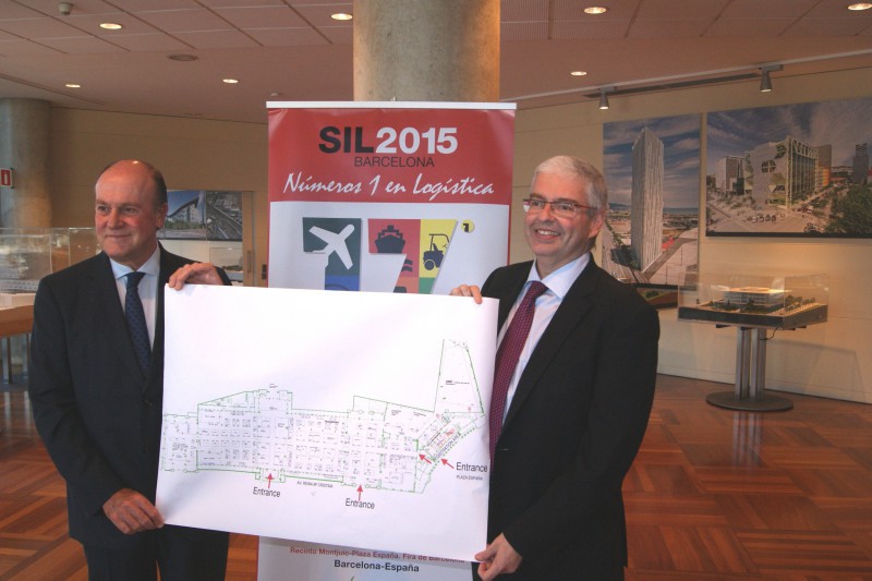 Enrique Lacalle y Jordi Cornet muestran el plano de los 20.000 m2 de exposicin