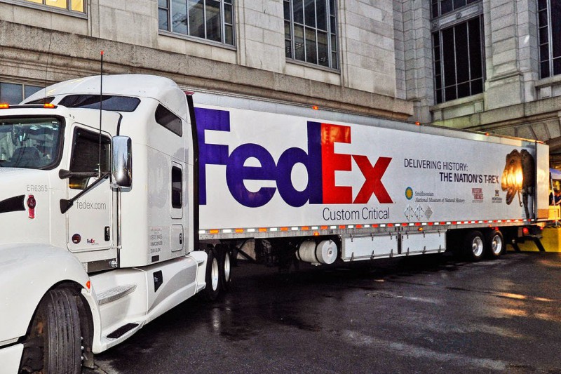 12015-FedEx traslada un tiranosurio rex