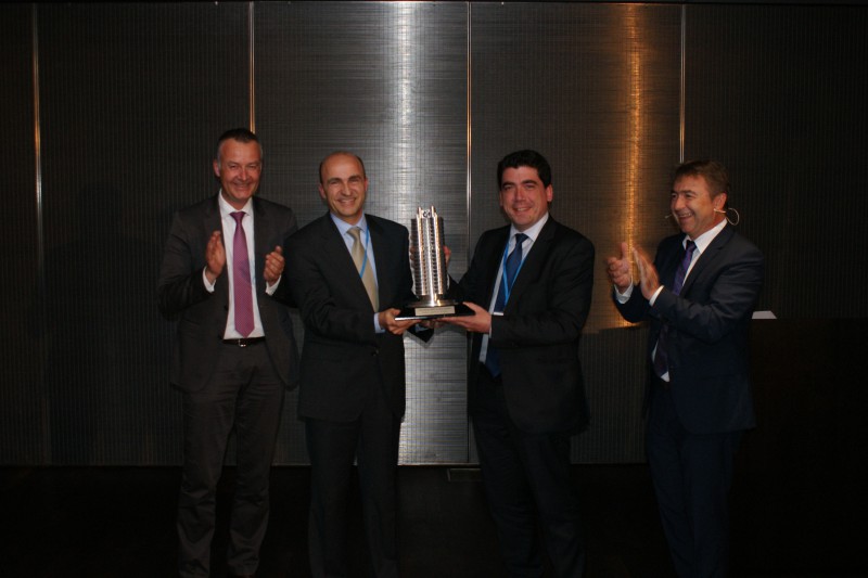 Luis Bosch, Gerente de Logstica de BMW Group Espaa y Andrs Establs, Jefe de Almacn de Truck&Wheel, reciben el premio de manos de Niklas Wagner...