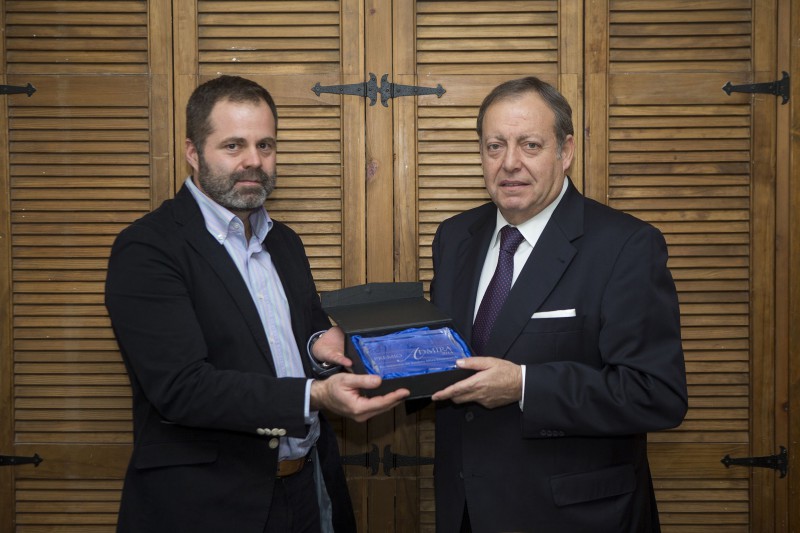 Duls Diaz recoge el Premio Admira 2014, ayer, 11 de diciembre, en Madrid, momento que recoge la foto