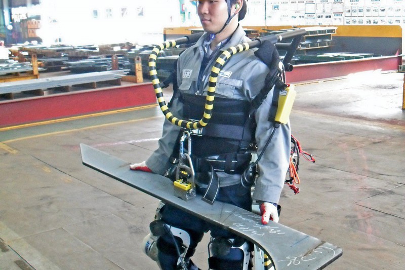 Robot exoesqueleto para levantar cargas pesadas en Daewoo