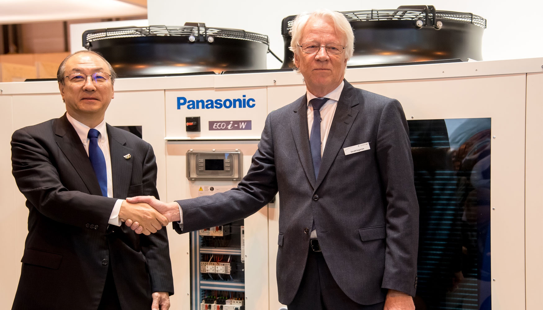 Toshiyuki Takagi, director ejecutivo de Panasonic Corporation y presidente de Panasonic Aire Acondicionado y Roland Kasper, CEO de Systemair...