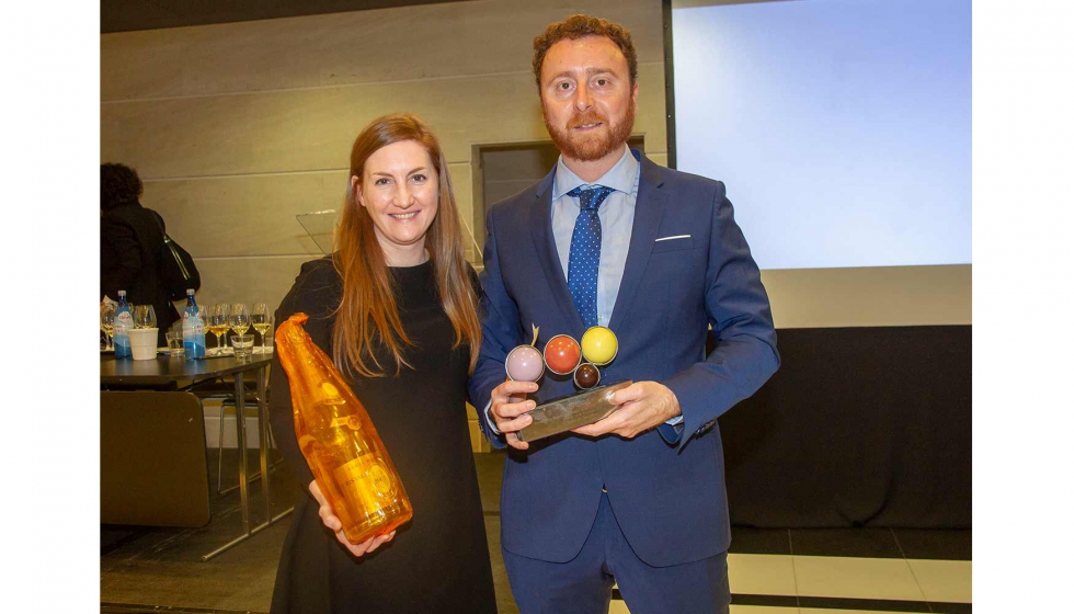 Audrey Dor, Sumiller de El Celler de Can Roca (izquierda), recibe el galardn de la mano de Sal Daz, rea Manager de Primeras Marcas...