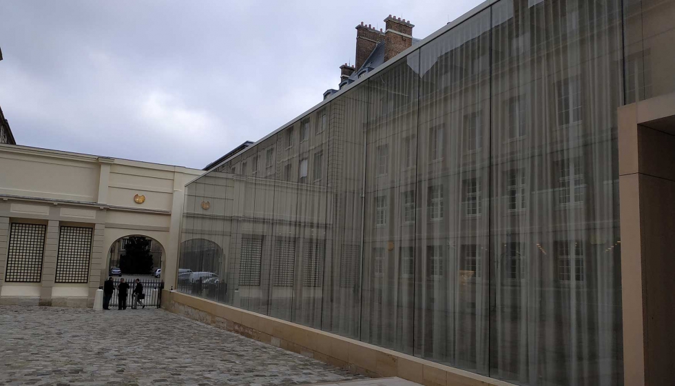Los vidrios laminados de Tvitec envuelven la fachada del nuevo auditorio del Institut de France, en Pars