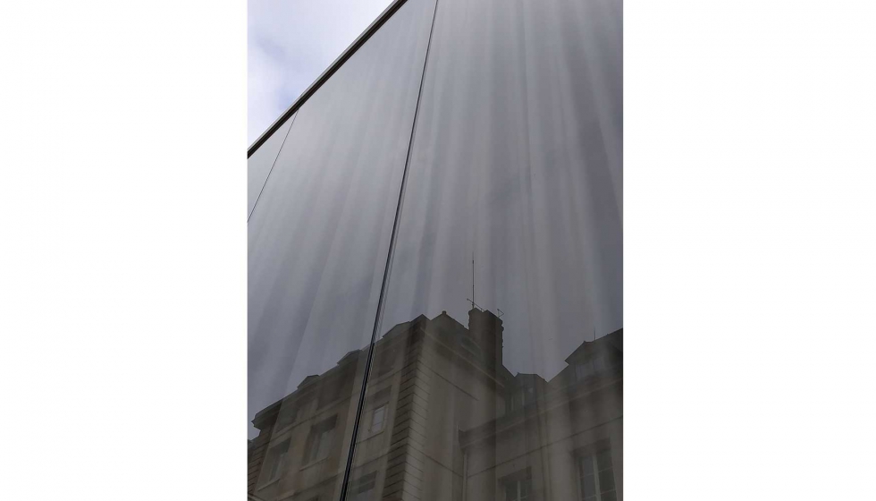Detalle de los vidrios 15+15.2 con Sentry Glass (2*0.89), de cinco metros de altura, que componen la piel exterior de la envolvente...