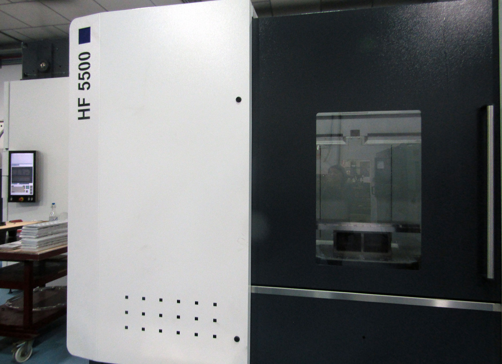 El modelo HF 5500 presenta un rea de trabajo de 900 x 950 x 900 mm