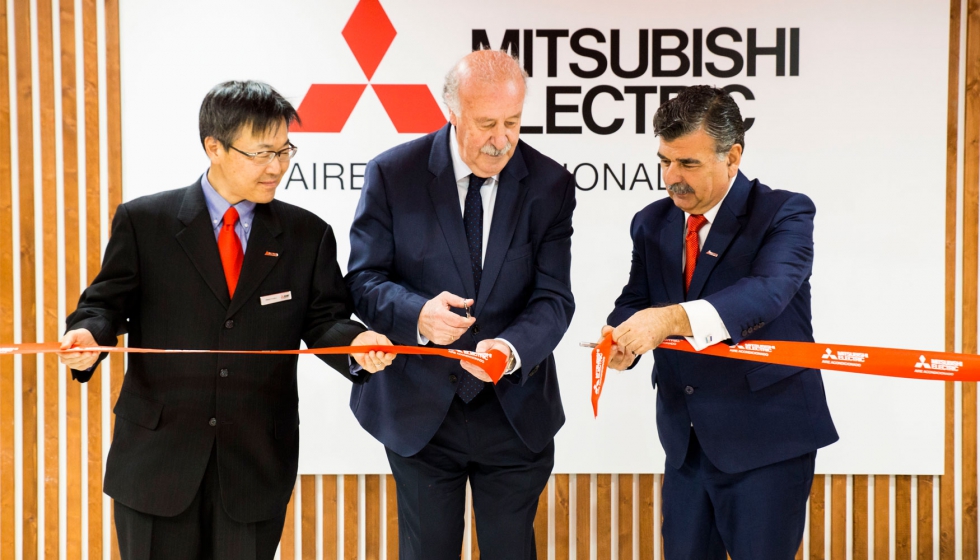 Masami Kusano, Vicente del Bosque y Pedro Ruiz inaugurando el stand de Mitsubishi Electric