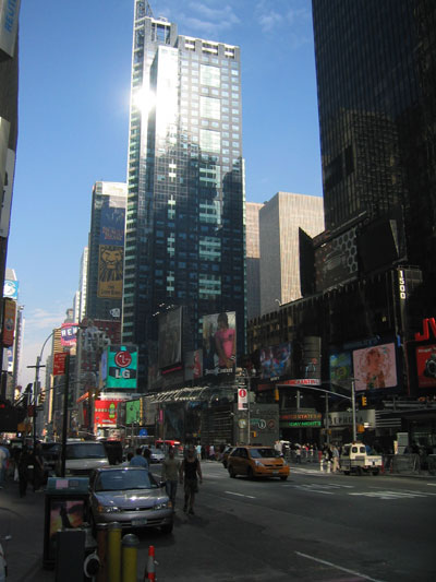 Dos instantneas de la ciudad-anuncio por excelencia, Nueva York. Sobre estas lneas, el Theatre District. A la derecha Chinatown...