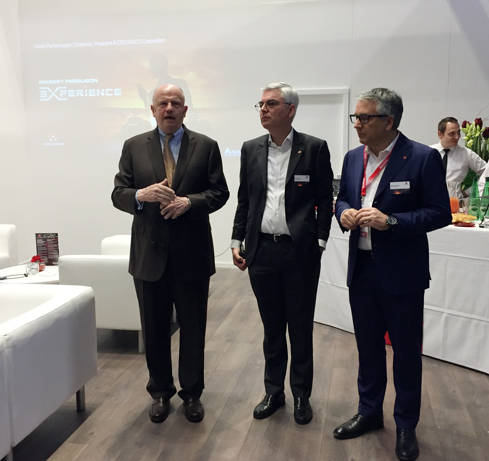 Thierry Lotte (centro), vicepresidente y director general EAME de MF), junto a Martin Richenhagen (izq...