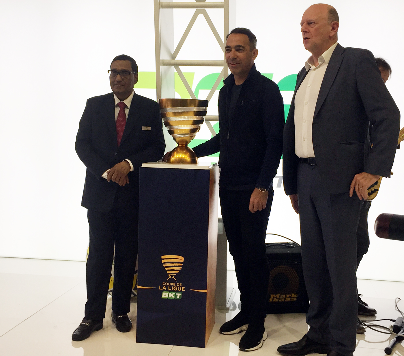 Arvin Poddar (izq.), CEO de BKT, junto al campeon del mundo Youri Djorkaeff (centro), y el representante de la LFP francesa...