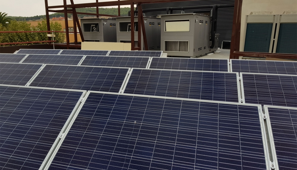 Se implement una pequea superficie de paneles fotovoltaicos con una potencia de 4KW, aunque tras la derogacin la del 'impuesto al sol'...