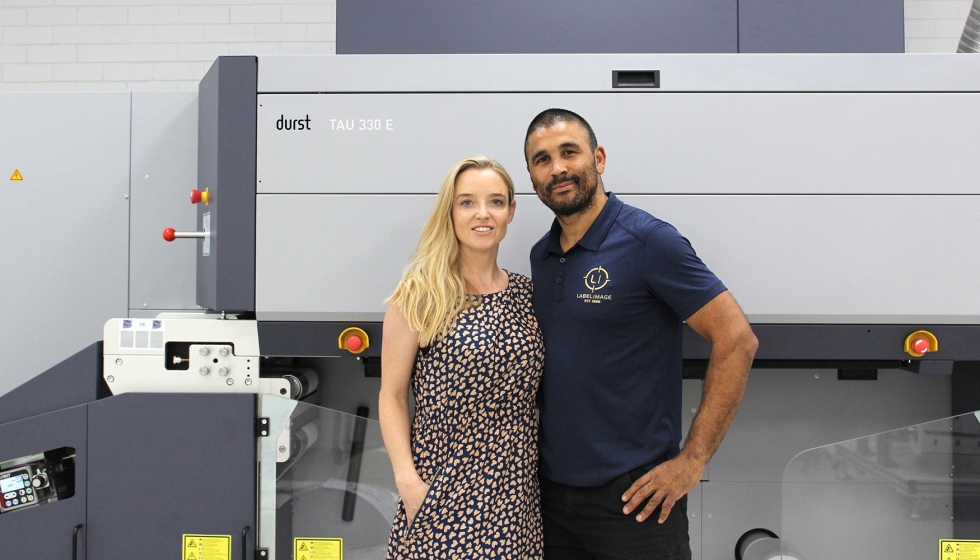 Emma y Nick Godwin con la nueva Durst Tau 330 E, en la sede de Label Image, en la ciudad australiana de Perth