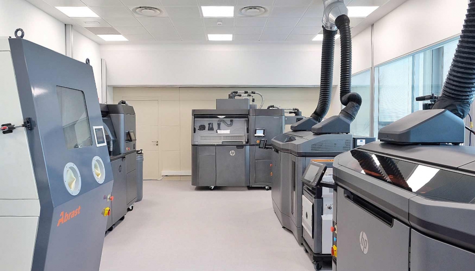 Espacio del laboratorio con los equipos de impresión 3D y posprocesado disponibles