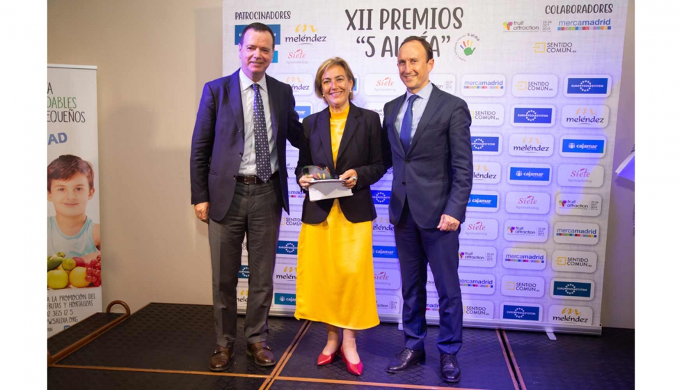 Josep Tejedo, director general de Mercabarna, y M Jos Sala, coordinadora del programa educativo y miembro de la AGEM, durante la entrega de premios...