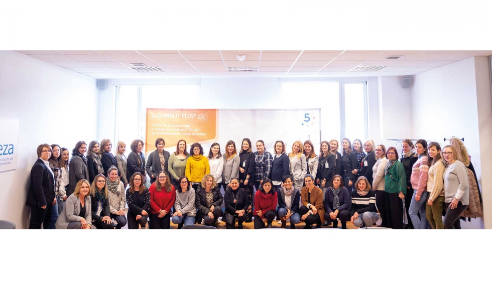 La reunin congreg a cerca de 50 profesionales entre mujeres que trabajan en empresas a las que Glassolutions suministra regularmente y mujeres de...
