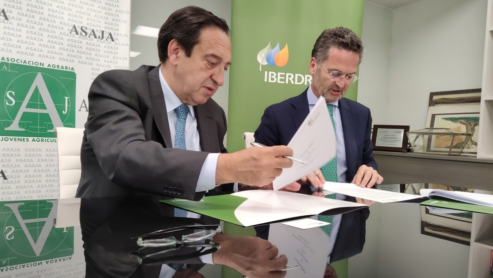 El acuerdo lo rubricaron el presidente de Asaja, Pedro Barato, y el director comercial de Iberdrola en Espaa, Alfonso Caldern...