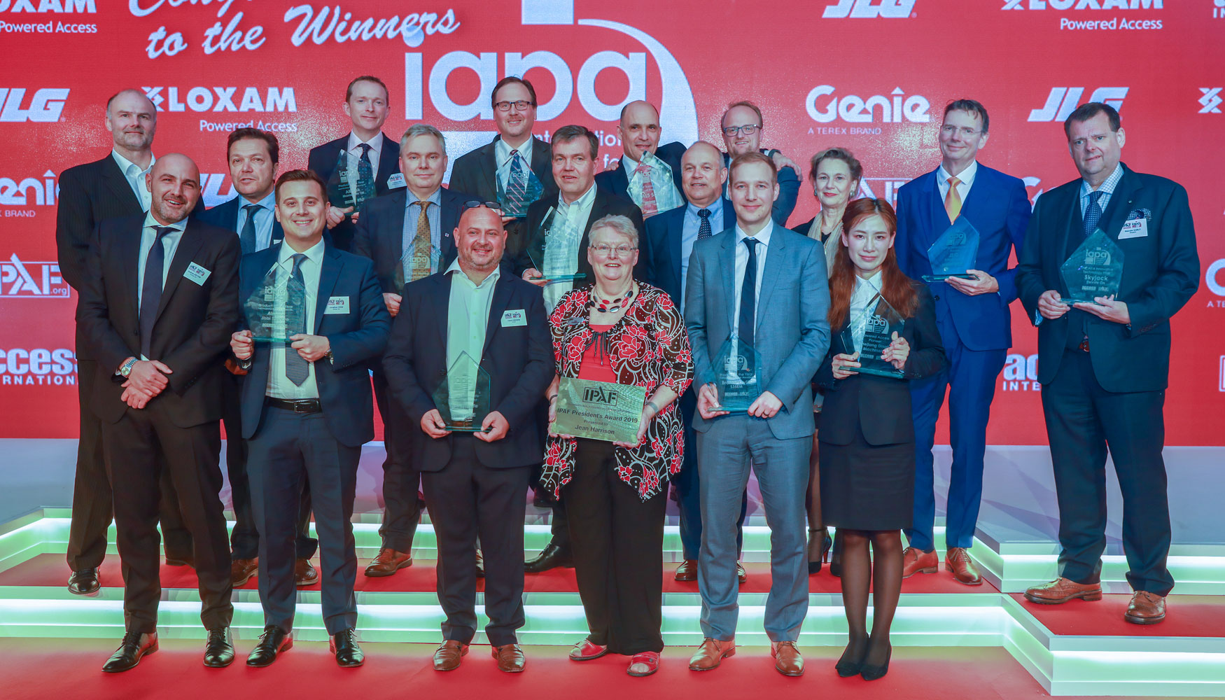 Foto de familia con todos los galardonados en los Premios Internacionales de Acceso Areo 2019