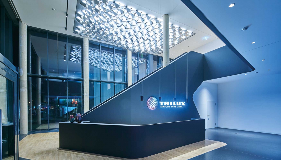 El rea de bienvenida del Trilux Light Campus en Colonia, con su impresionante instalacin de iluminacin, llama poderosamente la atencin...
