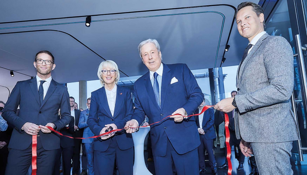 Elfi Scho-Amberes, alcalde de la ciudad de Colonia, corta la cinta roja para inaugurar oficialmente el Trilux Light Campus...