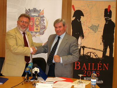 El alcalde de Bail�n, Bartolom� Serrano, yel presidente de Cer�mica Malpesa, Jos� Malpesa, durante la firma del acuerdo...