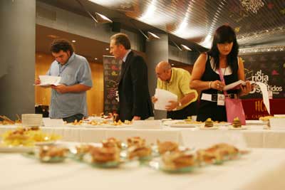 El jurado eval�a las tapas presentadas al concurso en la edici�n anterior