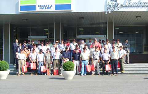 Grupo de agricultores espaoles frente a las instalaciones de Same Deutz-Fahr en Treviglio