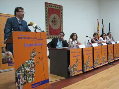 Mesa presidencial del acto durante la intervencin del Presidente de la Junta de Extremadura