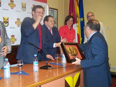 Antonio Salinas recibe el premio de manos de Antonio Caba, Director Gerente de Fercam, en el acto de clausura de la feria...