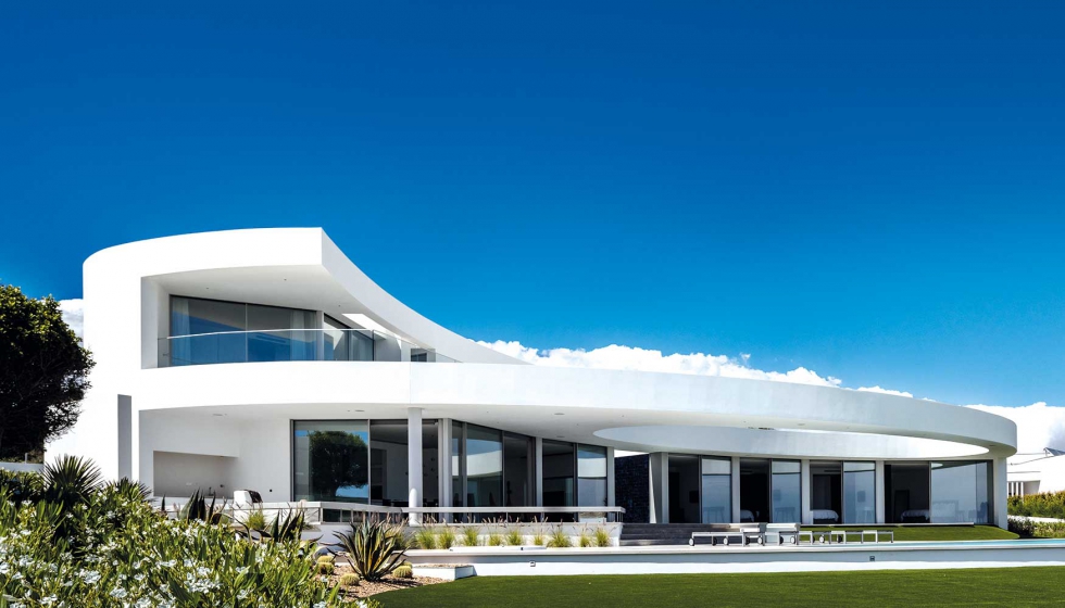 Ubicada en el Algarve portugus, la Casa Elptica destaca por un singular diseo de formas curvas