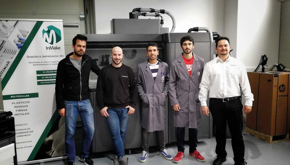 Equipo de InMake frente a la HP Jet Fusion 4200 y Sergio Calvo, director tcnico Impresin 3D de Grupo Solitium