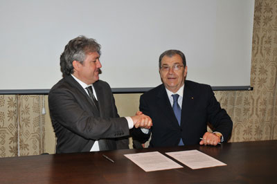 Momento de la firma del acuerdo de colaboracin entre New Holland y Sella & Mosca