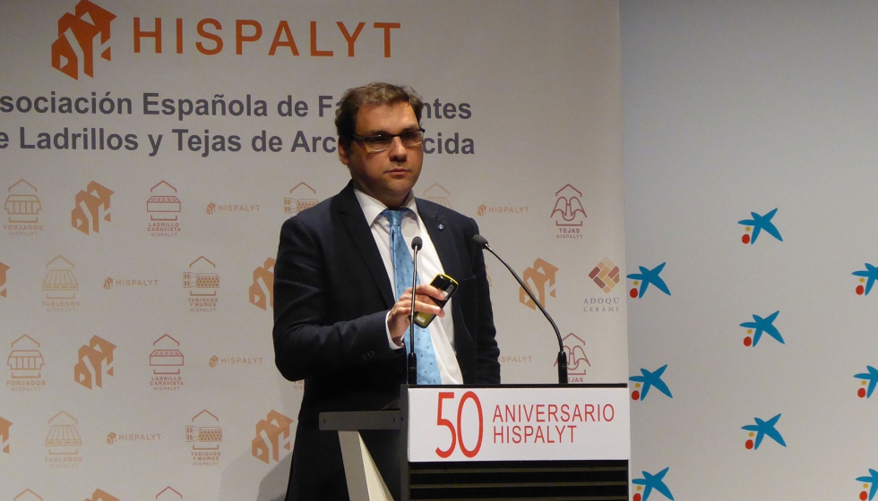 Jos Luis Valenciano, arquitecto asesor de Hispalyt, durante su ponencia sobre Sistemas cermicos sostenibles para EECN y digitalizados...