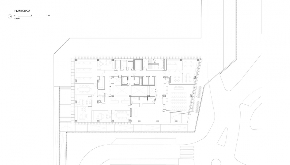 La construccin del edificio se vio condicionada por las caractersticas de la parcela. En la imagen, plano de la planta baja. Imagen: Idom...