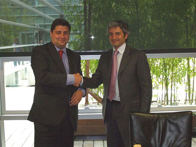 Guillermo Ravell, Country Manager de Goodman Spain, y Antoni Aliana, Director General de Al-Pi telecomunicacions, firmantes del acuerdo...