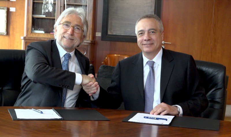 Pere Navarro y Josep Snchez-Llibre firman el acuerdo del CZFB y Fomento