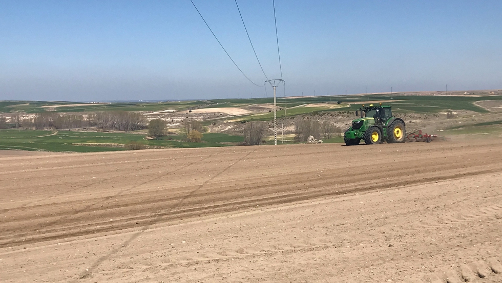 De las tareas de labranza se ocuparon un 6175R y un 6215R, con implementos de las marcas Gil y Ovlac