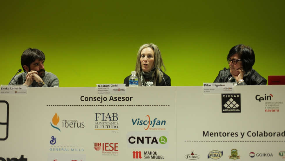 Eneko Larrarte, alcalde de Tudela; Izaskun Goi, directora general de Poltica Econmica, Empresarial y Trabajo; y Pilar Irigoien...