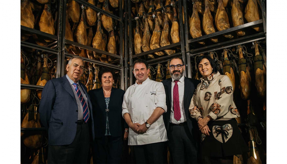 Alfonso Snchez y Carmen Snchez, a la izquierda, son los fundadores de Aljomar. En la imagen les acompaan sus hijos y Martn Berasategui...