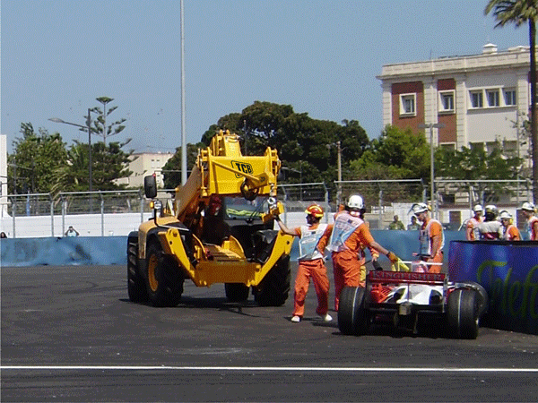 Retirada del coche de Adrian Sutil (Force India) con la manipuladora JCB 535-125