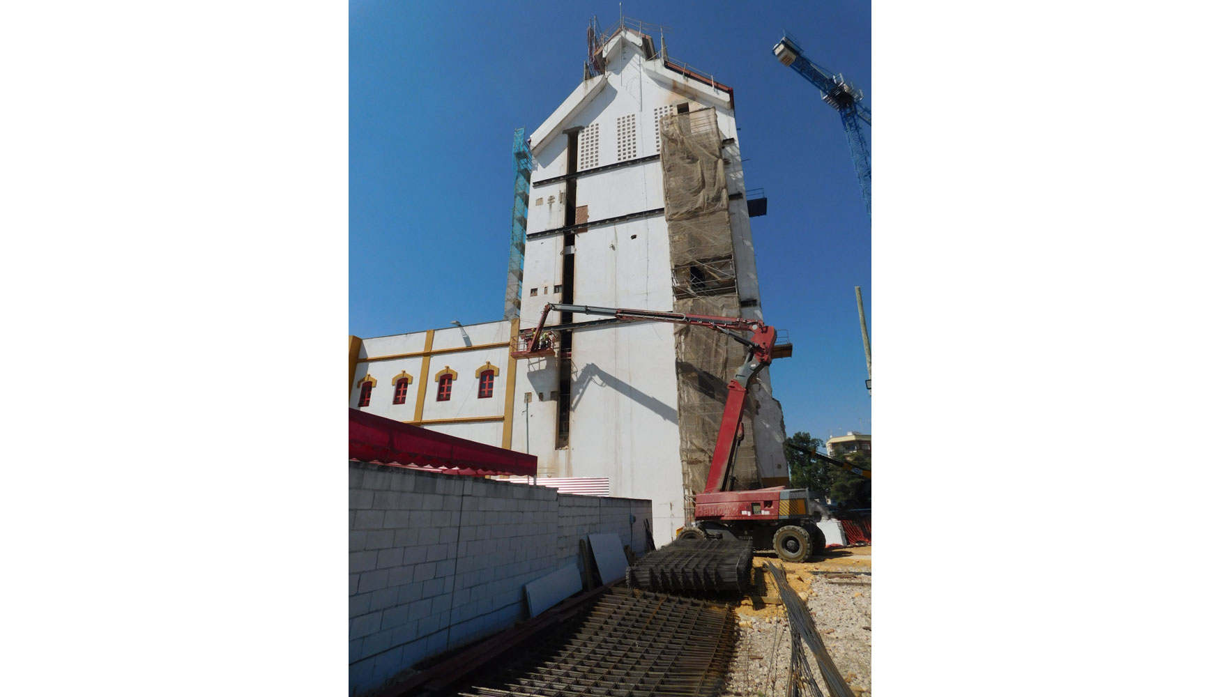 Trabajos de refuerzo estructural y arriostramiento en el exterior del edificio