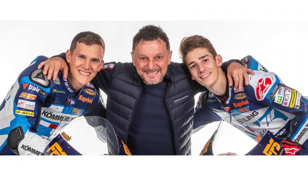 En el centro, Fausto Gresini, creador y dueo del equipo Gresini Racing, junto a los dos jvenes pilotos