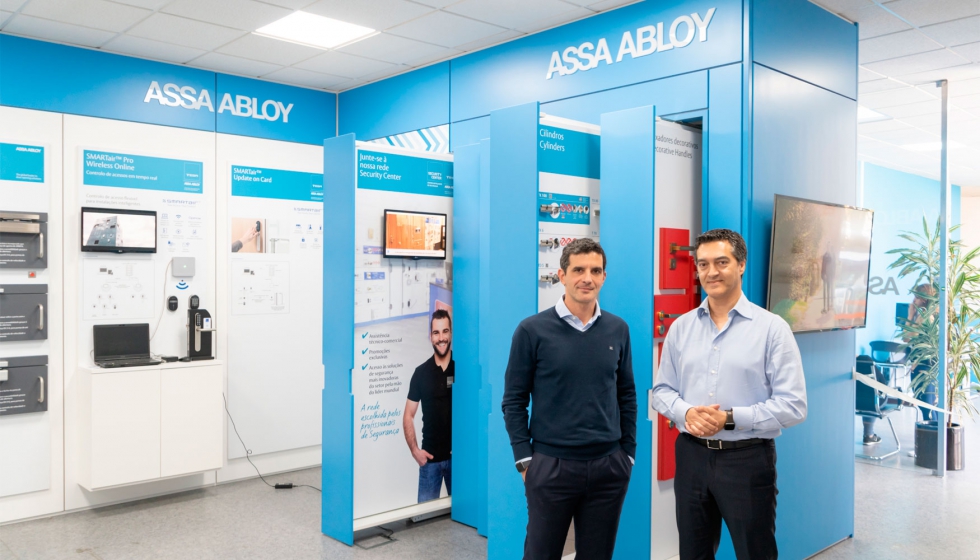 Kostis Telelis en la izquierda, MRM de Assa Abloy South Europe, y Joao Carmo a la derecha, Country Manager de Assa Abloy Portugal...
