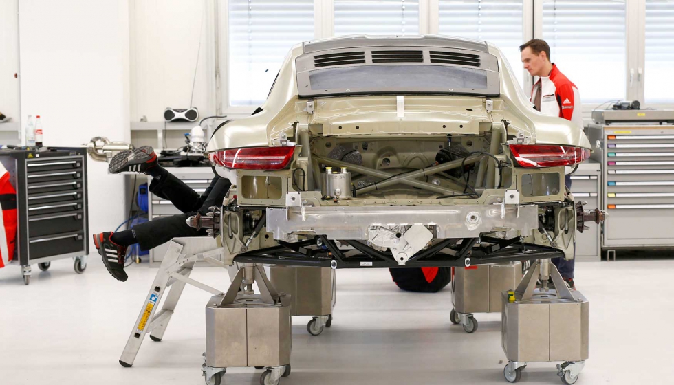 As exclusivas unidades de competio do Porsche 911 RSR so produzidas no centro Porsche Motorsport, em Weissach, Alemanha...