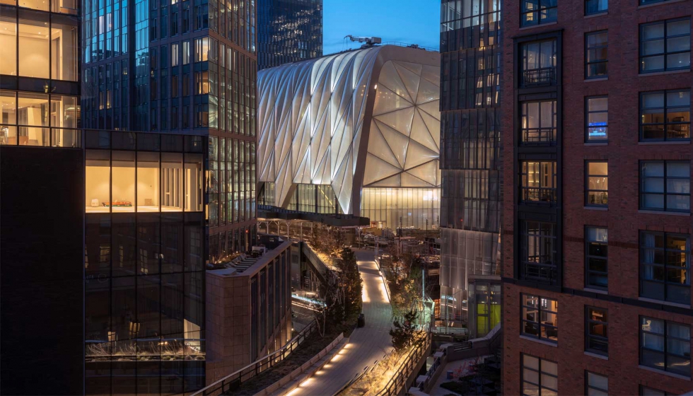 'The Shed' se encuentra inserto entre los grandes edificios del distrito de Hudson Yards y el parque de High Line. Foto: Timothy Schenck...